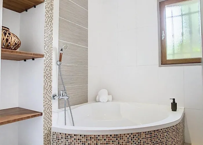 Bamboo Villa *